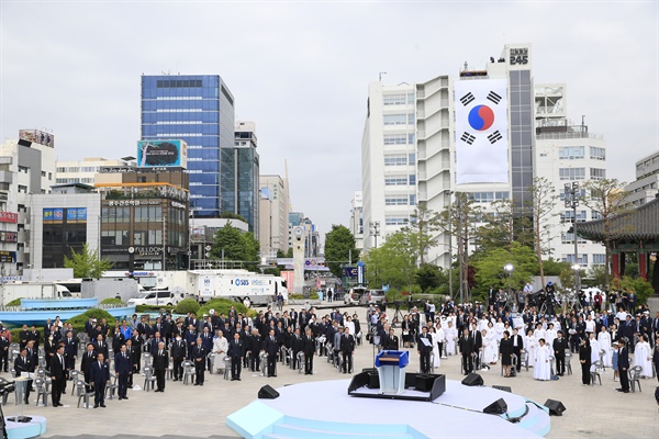 18일 오전 광주광역시 동구 옛 전남도청 앞에서 열린 제40주년 5·18 민주화운동 기념식에서 참석자들이 애국가를 부르고 있다. 2020.5.18 