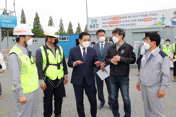 허성무 창원시장이 18일 한국지엠 창원 도장공장 신축 공사 현장을 찾았다.