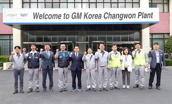 허성무 창원시장이 18일 한국지엠 창원 도장공장 신축 공사 현장을 찾았다.