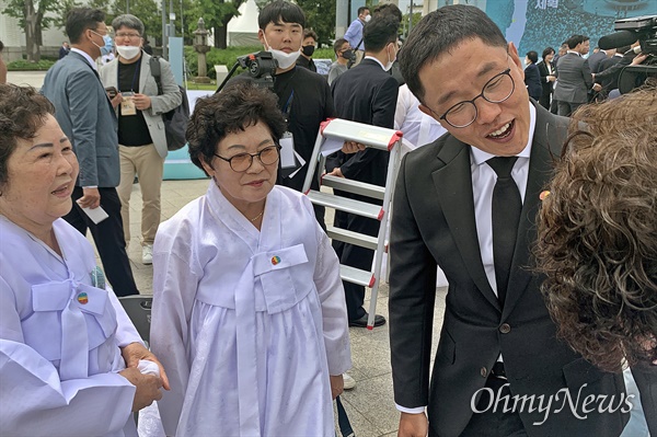 18일 5.18민주화운동 40주년 기념식의 사회를 맡은 방송인 김제동씨가 기념식 후 유족들과 인사를 나누고 있다. 