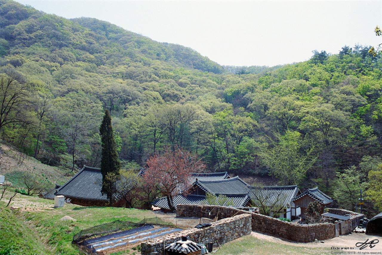 불명산과 화암사 화암사를 아늑하게 감싸고 있는 불명산의 모습. 초여름에 다양한 색을 보여주는 산은 활엽수가 많으니, 가을에도 역시 그럴 것이다.