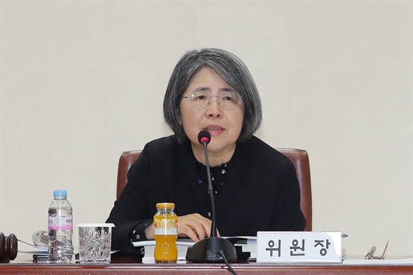김영란 양형위원장이 18일 오후 서울 서초구 대법원에서 열린 제102차 양형위원회 회의에 참석해 발언하고 있다.