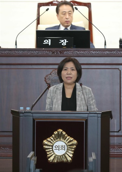 박연숙 화성시의원이 지난 15일 열린 화성시의회 제2차 본회의에서 발언하고 있다. 