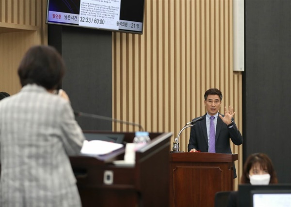 서철모 화성시장이 15일 열린 화성시의회 제2차 본회의에서 박연숙 시의원의 시정질의에 답변하고 있다. 