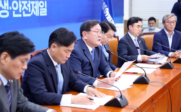 더불어민주당 김태년 원내대표(왼쪽 세번째)가 19일 오전 서울 여의도 국회에서 열린 원내대책회의에 참석, 발언하고 있다.