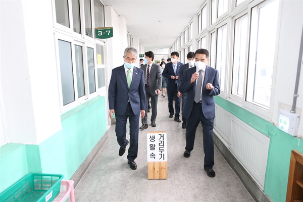  박종훈 경남도교육감이 등교수업을 하루 앞둔 19일 진주 삼현여고를 찾아 점검했다.