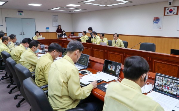  18일 울산교육청 정책회의실에서 노옥희 교육감과 부서장이 참여한 가운데 울산 관내 전고등학교장과 영상회의가 열리고 있다