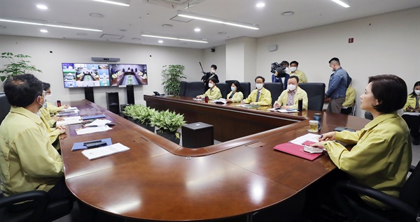 19일 오후 유은혜 교육부장관이 신학기 개학준비추진단 영상회의를 주재하고 있다. 