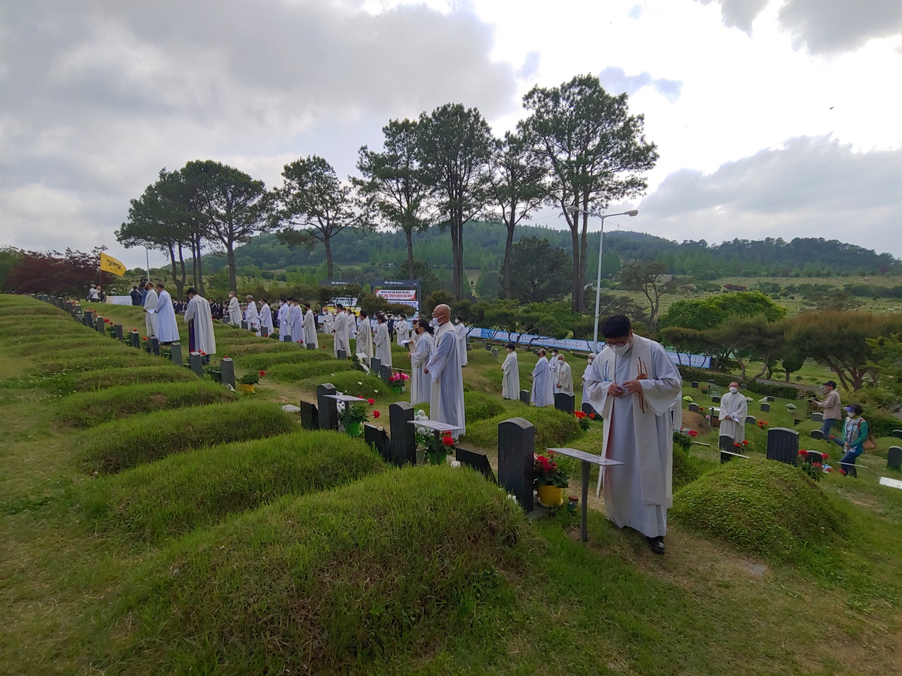 5.18 광주민주화운동 40주년 기념미사 후 구묘역을 참배하는 사제단 