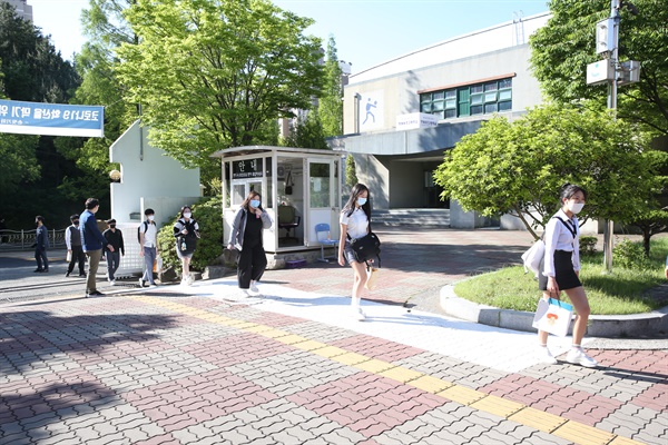 박종훈 경남도교육감은 20일 아침 창원지역 고등학교 앞에서 등교하는 학생들을 격려했다.