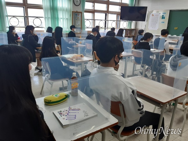 코로나19로 온라인 수업을 하다가 고등학교 3학년 등교 수업이 시행된 지난 5월 20일 경기도 안산 송호고등학교의 한 교실