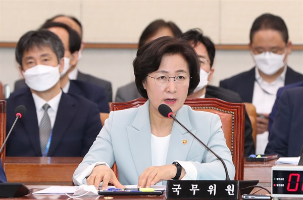 추미애 법무부 장관이 20일 오전 서울 여의도 국회에서 열린 법제사법위원회 전체회의에서 의원 질의에 답하고 있다. 