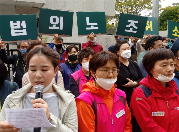 연대사를 하고 있는 부산의 학부모 연대 구포 지회장 김민선씨. 그는 아이들을 학교에 보내는 엄마라고 했다. (마이크를 든 이)