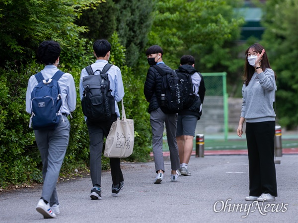 코로나19로 인해 개학 연기 후 고3의 첫 등교일인 5월 20일 오전 서울 종로구 경복 고등학교에서 고3 학생들이 등교를 하고 있다. 