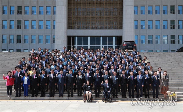 2020년 5월 20일 오후 여의도 국회본청앞 계단에서 제21대 국회의원 초선당선인들이 기념촬영을 하고 있다.