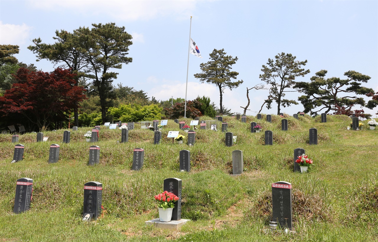  광주민주화운동 희생자들이 처음 묻힌 광주 망월묘지. 80년 이후 한국민주화의 성지가 됐다. 지금은 민족민주열사 묘역으로 관리되고 있다.
