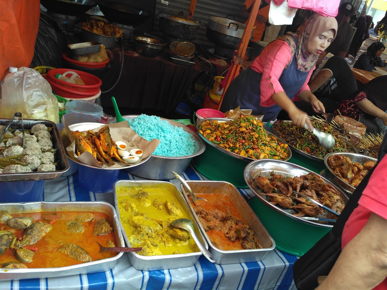 라마단바자의 다양한 말레이시아 음식들. 음식을 산 사람들은 집에 가지고 가 가족친지와 다 같이 먹는다. 