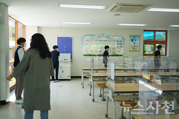 사천 용남고등학교 고3 학생들이 점심을 먹기 위해 급식소에서 거리를 유지하며 줄 서있는 모습.
