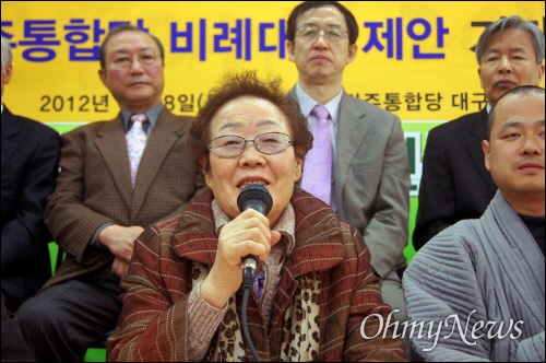 일본군 위안부 피해자인 이용수 할머니가 민주통합당에 비례대표로 국회의원에 출마하기로 했다.