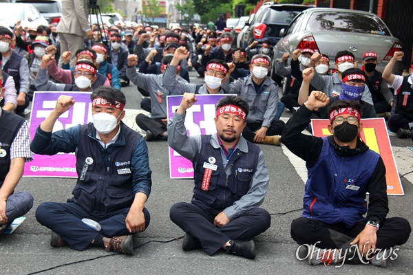 금속노조 경남지부, 두산그룹 구조조정저지 투쟁대책위원회는 5월 21일 오후 창원고용노동지청 앞에서 "코로나19 경제위기 악용 구조조정 저지 생존권 사수 교섭위원 실천대회"를 열었다.