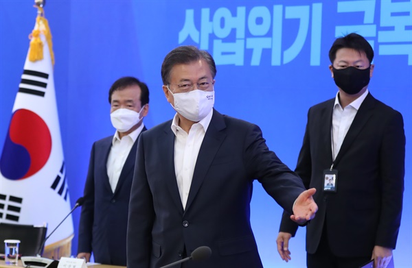 문재인 대통령이 21일 서울 강남구 삼성동 무역협회 대회의실에서 열린 '위기 극복을 위한 주요 산업계 간담회'에 참석하고 있다.