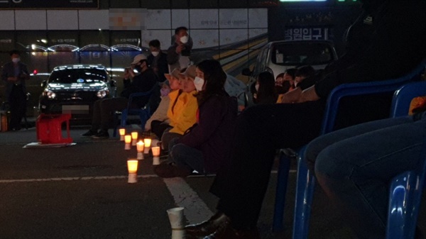21일 열린 홍성 세월호 촛불문화제에 참석한 시민앞에 촛불이 놓여 있다.  