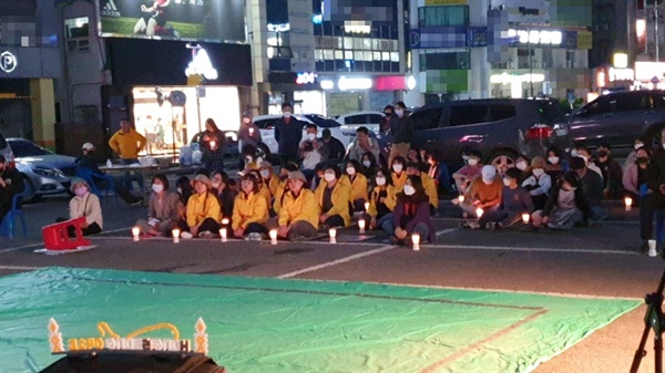 홍성 세월호 촛불문화제에 참석한 시민들 모습