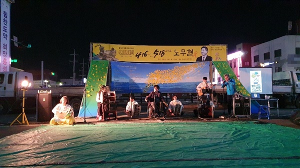 홍성 세월호 촛불문화제 ‘416...518 그리고 노무현’에서 홍성문화연대가 공연을 하고 있다. 