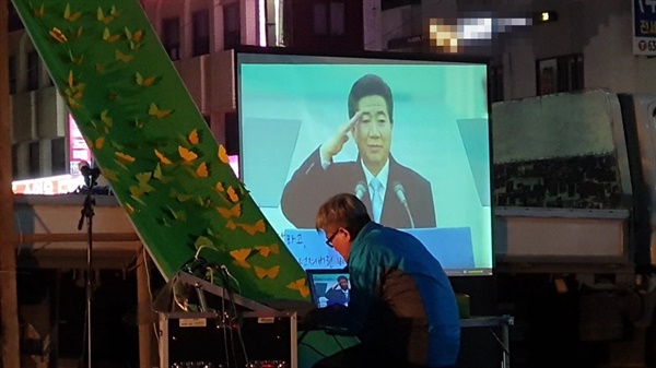 이날 열린 홍성 세월호 촛불문화제 ‘416...518 그리고 노무현’에서 노무현 대통령의 영상이 상영됐다. 