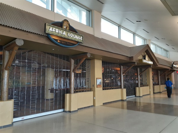 공항내 식당은 모두 문을 닫고 셔터를 내렸다.