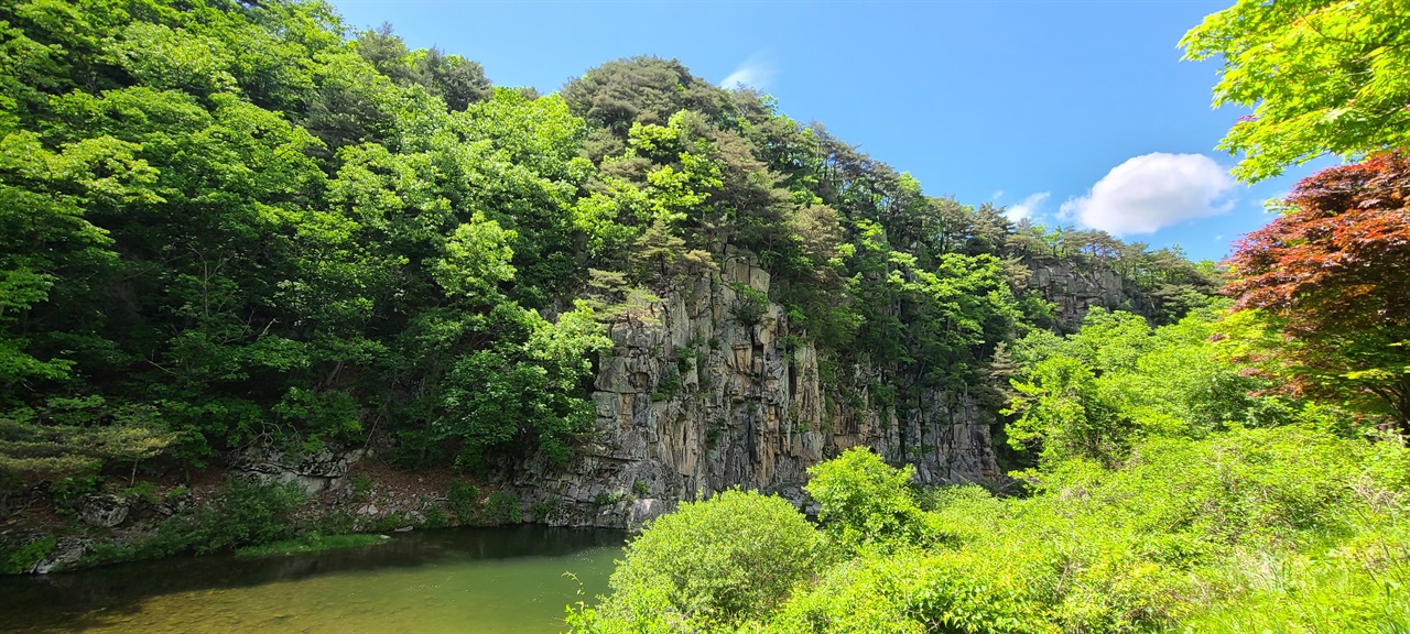 수심대(水心臺)   구천동 제12경이다. 병풍처럼 둘린 낭떠러지다. 일지 대사가 물에 비치는 그림자를 보고 도를 깨우쳤다는 곳이다.