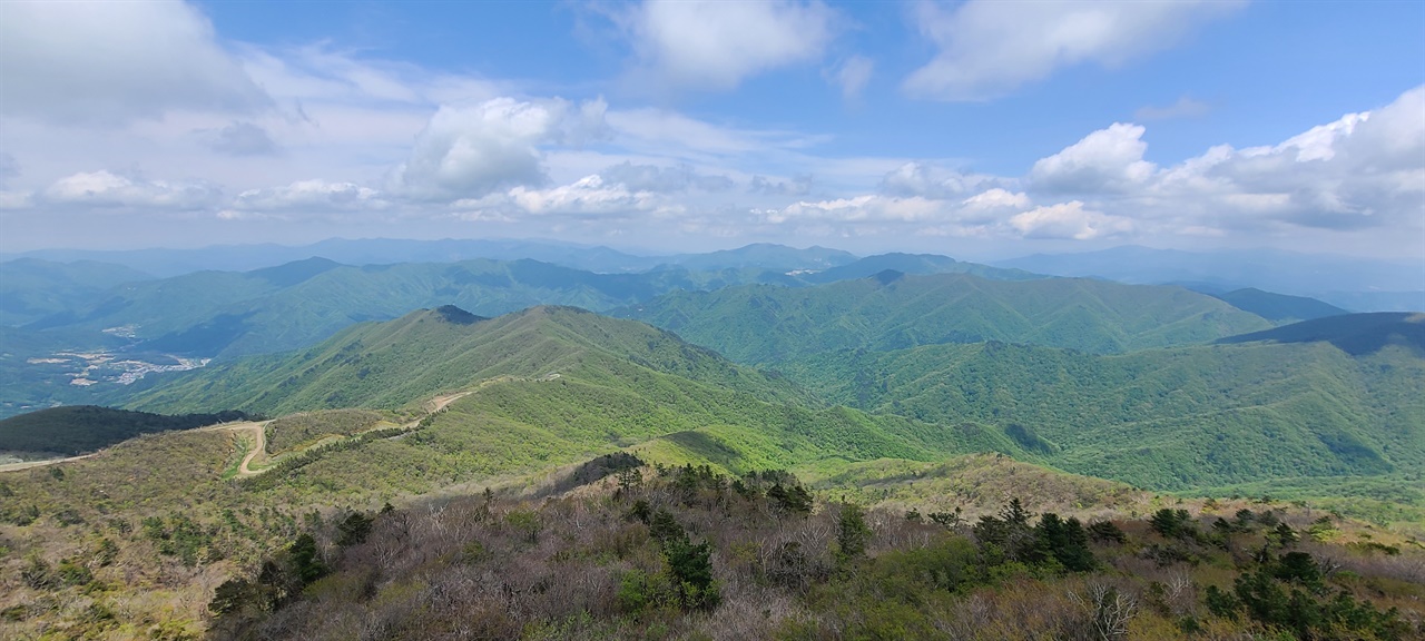 덕유산 산줄기   향적봉에서 바라보는 산줄기마다 온통 신록이다.