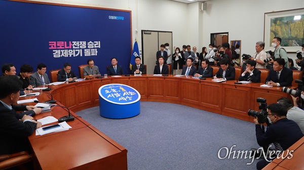 22일 오전 국회에서 이해찬 대표, 김태년 원내대표 등이 참석한 가운데 더불어민주당 최고위원회의가 열리고 있다.