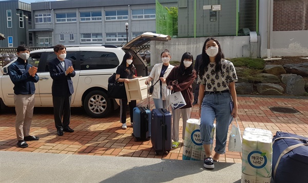 한국식품마이스터고 학생들이 등교 개학일을 하루 앞두고 학교 기숙사에 입소하고 있다.