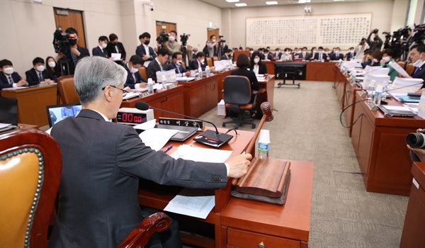 20일 오전 서울 여의도 국회에서 열린 법제사법위원회 전체회의에서 여상규 위원장이 안건을 상정하고 있다.