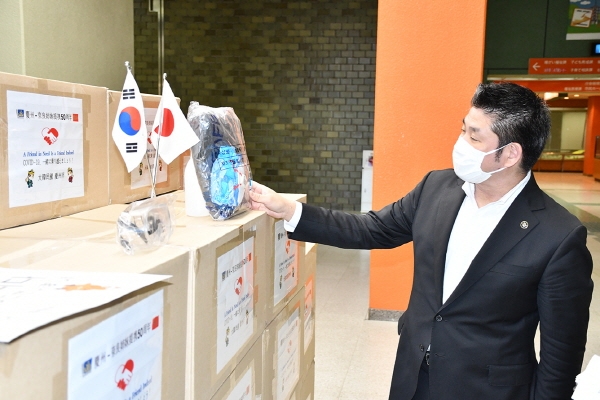 <figcaption>나카가와 갠 일본 나라시장이 경주시가 보낸 방호복 세트를살펴보고 있다.</figcaption>
