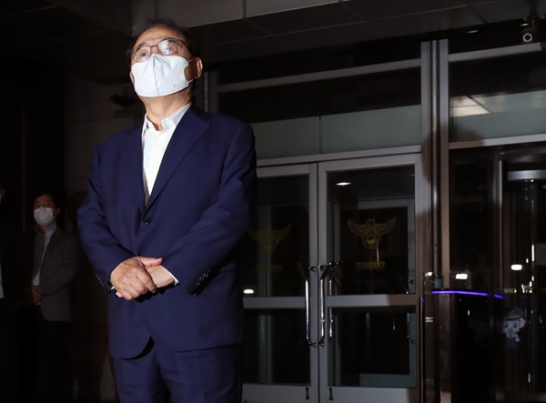 강제추행 혐의를 받는 오거돈 전 부산시장이 22일 오후 부산 연제구 부산 경찰청에서 소환 조사를 마친 뒤 청사를 나서고 있다.