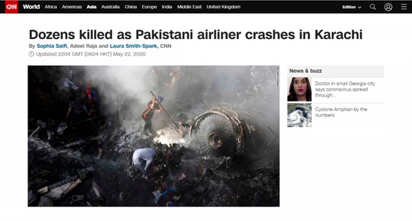 파키스탄에서 발생한 여객기 추락 사고를 보도하는 CNN 뉴스 갈무리.