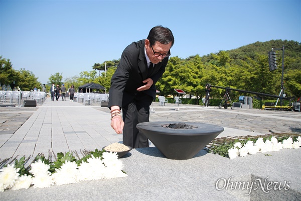 노무현 전 대통령 11주기 추도식이 김해 봉하마을.  아침 일찍부터 현장을 찾은 추도객들이 노 전 대통령의 묘역 앞에서 헌화하고 있다.