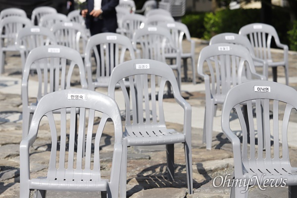 노무현 전 대통령 11주기 추도식이 김해 봉하마을에서 열리고 있다. 코로나19로 좌석을 넓게 배치해놓았다. 한명숙, 이낙연 전 총리의 좌석 모습.