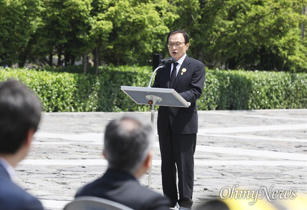 더불어민주당 이해찬 대표가 23일 김해시 진영읍 봉하마을 노 전 대통령 묘역에서 엄수된 노무현 전 대통령 서거 11주기 추도식에서 추도사를 하고 있다. 