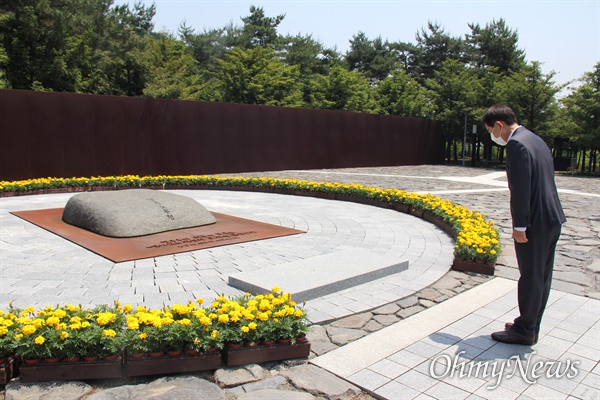 주영훈 전 청와대 경호처장이 23일 오후 김해 봉하마을 고 노무현 전 대통령 묘역을 참배하고 있다.