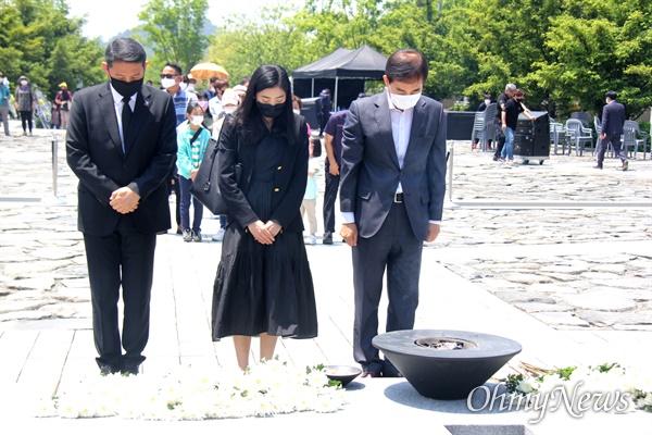 주영훈 전 청와대 경호처장이 23일 오후 김해 봉하마을 고 노무현 전 대통령 묘역을 참배하고 있다.