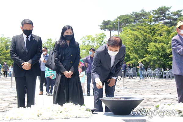 주영훈 전 청와대 경호처장이 23일 오후 김해 봉하마을 고 노무현 전 대통령 묘역을 참배하고 있다.