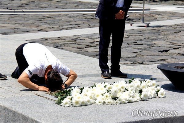 고 노무현 전 대통령 서거 11주기인 23일 오후 봉하마을 묘역에 한 참배객이 큰절을 하고 있다.