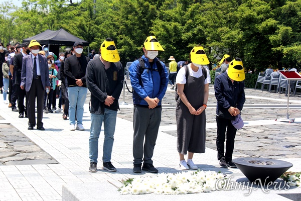  고 노무현 전 대통령 서거 11주기인 23일 오후 봉하마을 묘역에 참배객들이 줄을 서서 참배하고 있다.