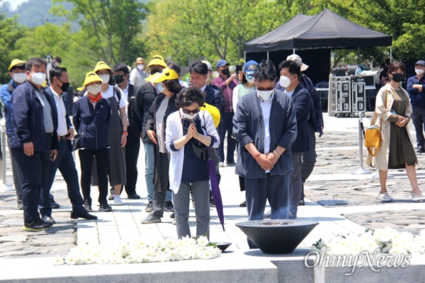 고 노무현 전 대통령 서거 11주기인 23일 오후 봉하마을 묘역에 참배객들이 줄을 서서 참배하고 있다.