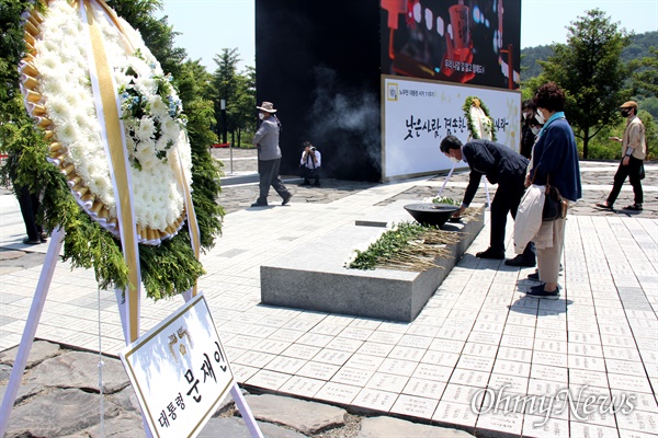 고 노무현 전 대통령 서거 11주기인 23일 오후 봉하마을 묘역에 참배객들이 줄을 서서 참배하고 있다.