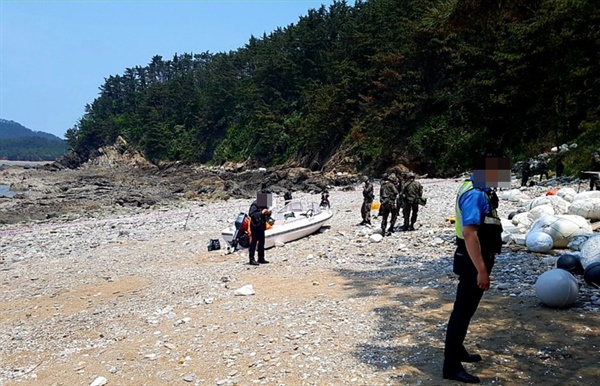 23일 오전 11시경 충남 태안군 소원면 의항리 해변에서 발견된 보트