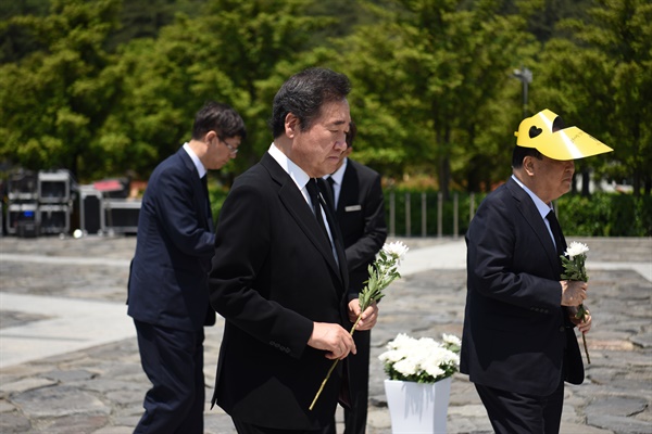 5월 23일 김해 봉하마을 고 노무현 전 대통령 묘역에서 열린 11주기 추도식에서 이낙연 전 국무총리가 참배하고 있다.